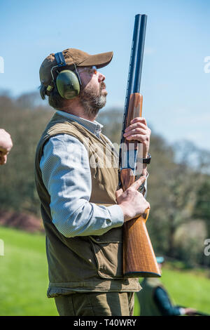 Tir fusil de l'homme avec Banque D'Images