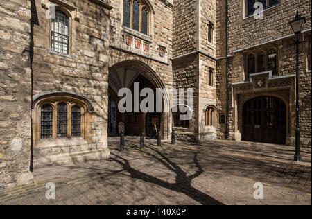 Londres en Angleterre. St John's Gate, Clerkenwell Londres. Avril 2019 St John's Gate, dans le domaine de Clerkenwell Londres, est l'un des rares vestiges tangibles f Banque D'Images