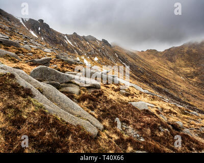 Les nuages passant au-dessus d'arcs-boutants près du sommet de la chèvre est tombé près de Brodick sur l'île d'Arran North Ayrshire en Écosse Banque D'Images