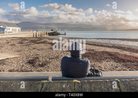 Personne seule à plus de Beaumaris, Détroit de Menai vers Anglesey, Snowdonia Banque D'Images