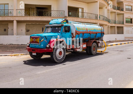 L'EGYPTE, Hurghada - 04 Avril 2019:La distribution de l'eau potable avec un camion-citerne à Hurghada en Egypte Banque D'Images