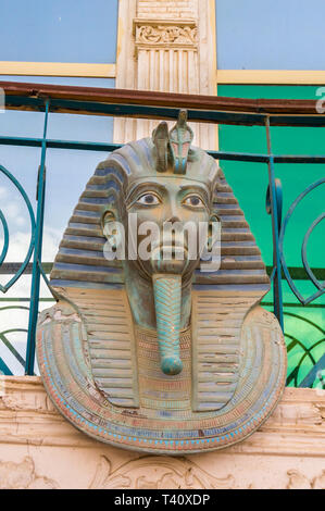 La reproduction de la tête du sarcophage de Toutankhamon sur un balcon d'un hotel à Hurghada en Egypte Banque D'Images