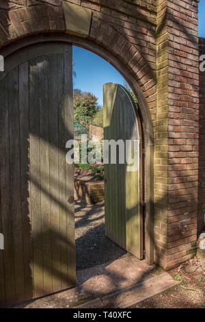 Porte secrète dans jardin clos Banque D'Images