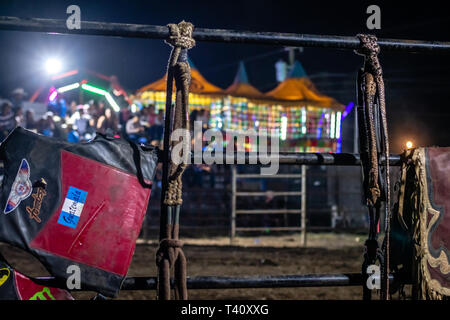 Bull riding gear accroché sur la porte en rodéo guatémaltèque Banque D'Images