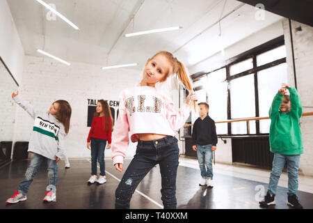 Les enfants à l'école de danse. Ballet, hip hop, street, funky et danseurs modernes sur fond de studio. Les enfants montrant l'élément aérobique. Les adolescents de style hip-hop. Sport, Fitness and Lifestyle concept. Banque D'Images