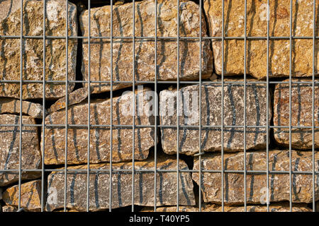 Partie d'un mur de gabions en toile de fond, photo couleur Banque D'Images