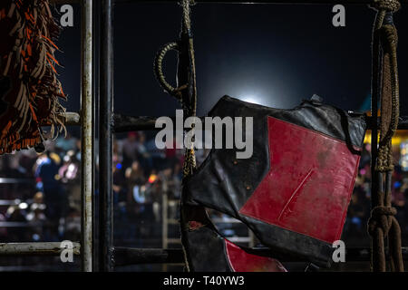 Bull riding gear accroché sur la porte en rodéo guatémaltèque Banque D'Images