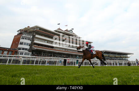 Star Catcher monté par jockey Frankie Dettori sur son chemin pour gagner le MansionBet pouliches de jeune fille' Stakes au cours de la première journée du Dubai Duty Free Printemps Week-end à l'Hippodrome de Newbury, Newbury. Banque D'Images