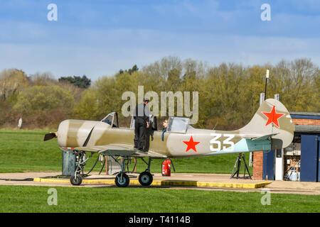 WHITE WALTHAM, ANGLETERRE - Mars 2019 : personne debout sur l'aile d'un avion léger Yak Alexandre Saltanov à White Waltham aérodrome. Banque D'Images