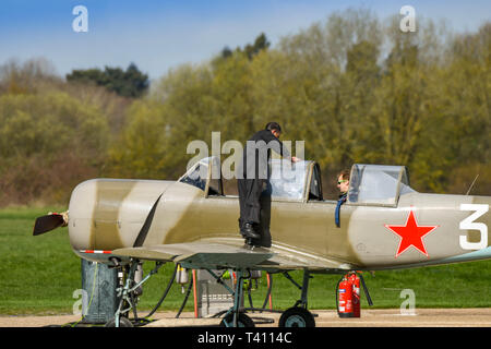 WHITE WALTHAM, ANGLETERRE - Mars 2019 : personne debout sur l'aile d'un avion léger Yak Alexandre Saltanov à White Waltham aérodrome. Banque D'Images