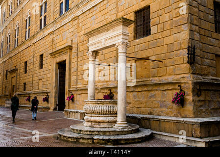 Puits de marbre Renaissance Pozzo dei Cani à Pienza en Toscane, Italie. Banque D'Images