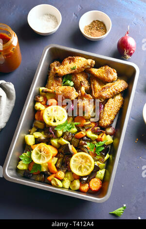 Légumes grillés et des ailes de poulet en cuisson. Vue de dessus Banque D'Images