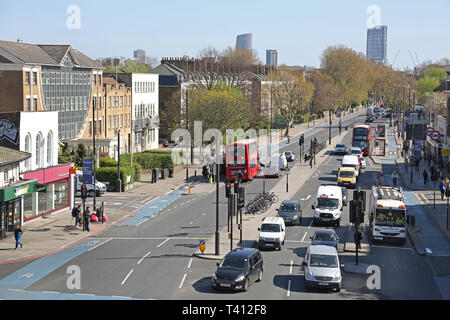 Pistes cyclables entièrement intégrées sur Mile End Road / Bow Road dans l'East End de Londres. Affiche les autoroutes cyclables, les voies d'autobus et les arrêts de bus « flottants ». Banque D'Images