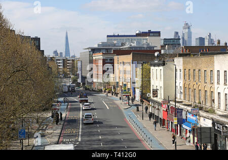 Vue de haut niveau du Mile End Road / Bow Road, à l'East End londonien. Voir à l'ouest vers la ville de Londres. Randonnées à vélo montre. Le Shard en arrière-plan. Banque D'Images