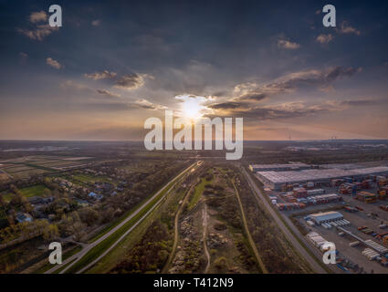 Vue aérienne de Moorburg jusqu'à Hambourg au terminal à conteneurs Altenwerder au coucher du soleil Banque D'Images