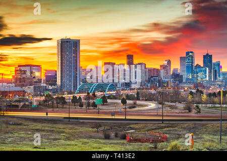 Denver, Colorado, USA Centre-ville sur les toits de la ville, à l'aube. Banque D'Images