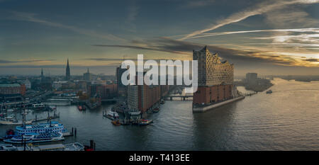 Vue aérienne de l'Elbphilharmonie at sunset Banque D'Images