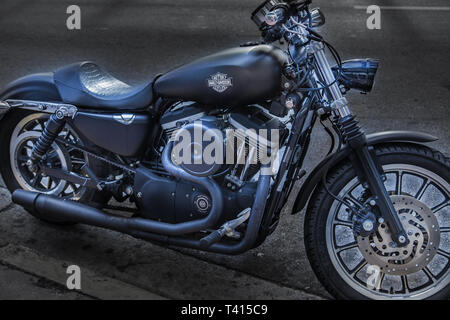 Miami, USA - 09 avril, 2014 : une Harley Davidson dans une rue de Miami. Harley-Davidson Inc. est une société américaine cotée en bourse qui est devenu internati Banque D'Images