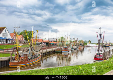 Le port de pêche de Greetsiel. Greetsiel est l'un des plus beaux villages de pêcheurs sur la mer du Nord allemande. Banque D'Images