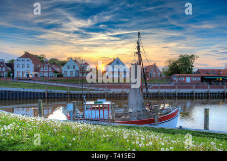 Le port de Greetsiel au coucher du soleil. Banque D'Images