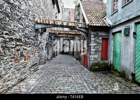 Le passage Sainte Catherine - allée un peu dans la vieille ville de Tallinn, Estonie. Banque D'Images