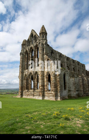 Les ruines de l'abbaye de Whitby. Un site historique bien connu sur la côte de North Yorkshire, Angleterre. Banque D'Images