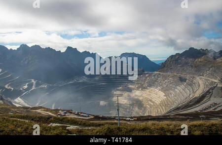 Vue aérienne d'une mine de cuivre et d'or, Freeport, Papouasie, Indonésie Banque D'Images