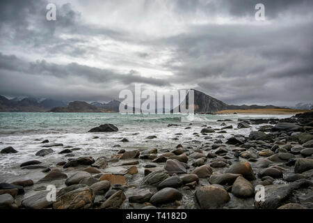 Menaces sur la plage, Myrland, Flakstad, Lofoten, Nordland, Norvège Banque D'Images