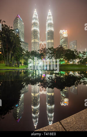 Les Tours Petronas de nuit. Avec 452 mètres, les tours jumelles Petronas sont les plus hauts bâtiments jumeaux dans le monde. Kuala Lumpur, Malaisie. Banque D'Images