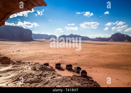 Vue aérienne du camping de Bédouins dans le désert, Wadi Rum, Jordanie Banque D'Images