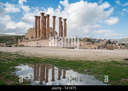 Temple d'Artemis reflet dans une flaque, Jerash, Jordanie Banque D'Images