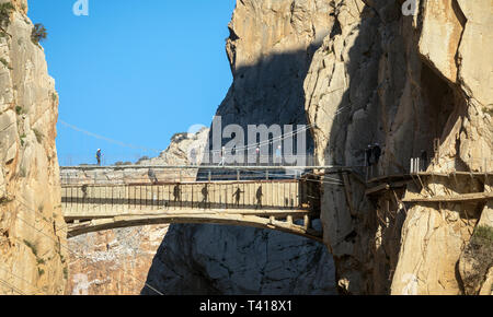 Visiteurs sur le El Caminito del Rey ou l'Allée du Roi. La passerelle est construite sur le côté de la gorge de El Chorro dans le Desfiladero De Los Gait Banque D'Images