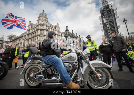 Rolling Thunder biker protester à Westminster, à l'appui de F "soldat" qui est en ce moment face à des accusations de la sanglante fusillade 1972 Dimanche. Banque D'Images