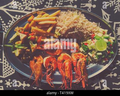 Crevettes crevettes au curry et du riz dans un bol alimentaire des Caraïbes. Banque D'Images