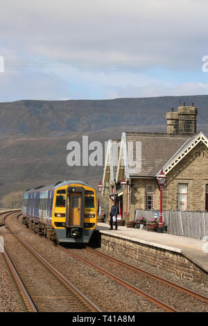 Class 158 dmu sprinter express train de passagers dans le Nord de livery à Ribblehead station sur la ligne de chemin de fer s'installer à Carlisle le 12 avril 2019. Banque D'Images