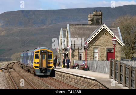 Class 158 dmu sprinter express train de passagers dans le Nord de livery à Ribblehead station sur la ligne de chemin de fer s'installer à Carlisle le 12 avril 2019. Banque D'Images