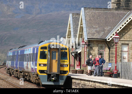 Class 158 dmu sprinter express train de passagers dans le Nord de livery à Ribblehead station sur la ligne de chemin de fer s'installer à Carlisle le 12 avril 2019. Banque D'Images