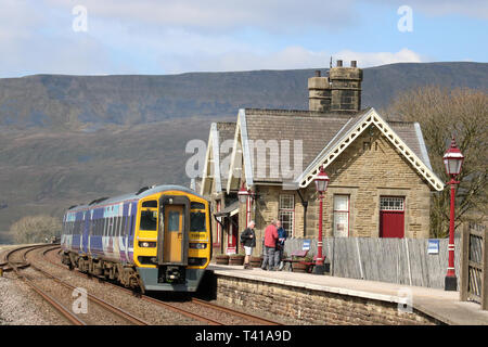 Class 158 dmu sprinter express train de passagers dans le Nord de livery à Ribblehead station sur la ligne de chemin de fer s'installer à Carlisle le 12 avril 2019. Banque D'Images