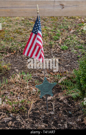 Perkasie, PA - 7 Avril 2019 : la Grande Armée de la République (GAR) médaillon commémoratif de guerre civile est titulaire d'un drapeau américain à la Menlo Park Memorial gar Banque D'Images