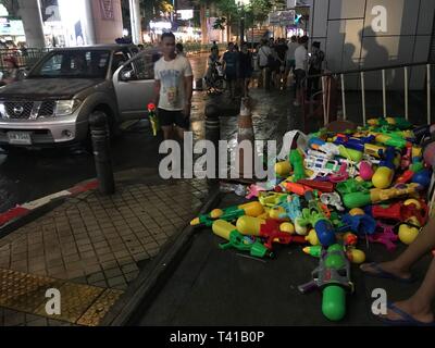 BANGKOK, THAÏLANDE - 15 avril 2018 : Songkran festival nouvel an de nuit avec des pistolets à eau et d'un grand nombre de personnes Banque D'Images