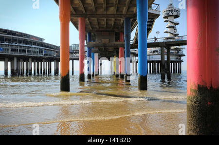 Low angle view sur les poteaux d'une jetée dans la mer en été à Scheveningen, Pays-Bas Banque D'Images