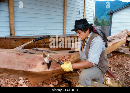 Alaska Alaskan Haines Dalton City, Tlingit amérindien peuples autochtones autochtones, sculptant des charniers canoë de guerre, Banque D'Images