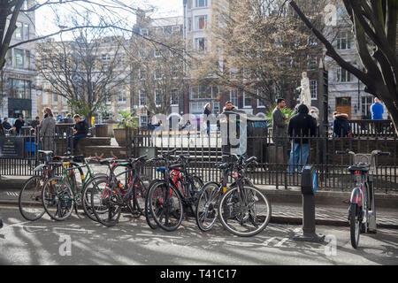 LONDON - 15 février 2019 : d'or de Soho Square. Manger le déjeuner dans le parc Banque D'Images