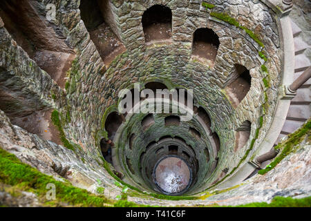 L'un des 'puits' initiation ou tours inversé dans les motifs de la Quinta da Regaleira, à Sintra, Portugal Banque D'Images