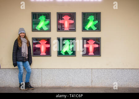 Jeune fille pose par de célèbres symboles Ampelmännchen passage piétons Banque D'Images