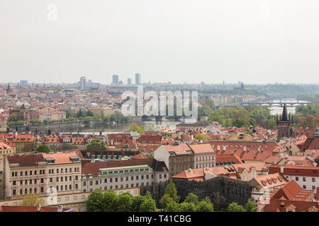 Incroyable vue panoramique du château de Prague au centre historique de Prague, bâtiments et monuments de la vieille ville. Voir l'infini horizon Banque D'Images