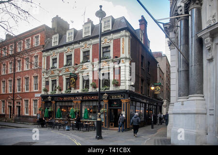 Londres - le 25 février 2019 : Les Sherlocks Holmes pub dans le West End de Londres. Un pub à thème populaire près de Trafalgar Square Banque D'Images