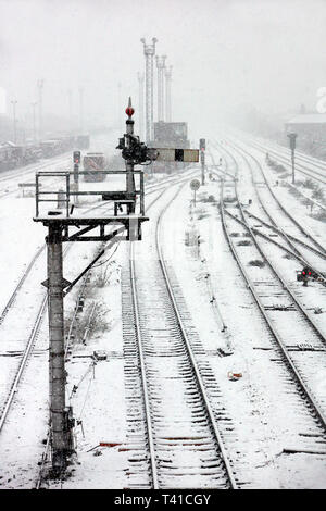 Des pistes couvertes de neige sur les lignes de chemin de fer en gare de Newport, dans le sud du Pays de Galles. 09/02/2007 Banque D'Images