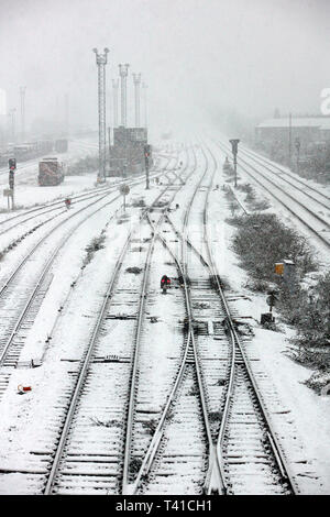 Des pistes couvertes de neige sur les lignes de chemin de fer en gare de Newport, dans le sud du Pays de Galles. 09/02/2007 Banque D'Images