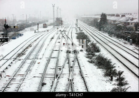 Des pistes couvertes de neige sur les lignes de chemin de fer en gare de Newport, dans le sud du Pays de Galles. 09/02/2007 Banque D'Images